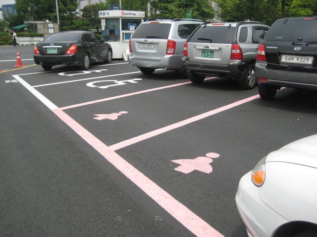 В Китае появились парковки специально для женщин
